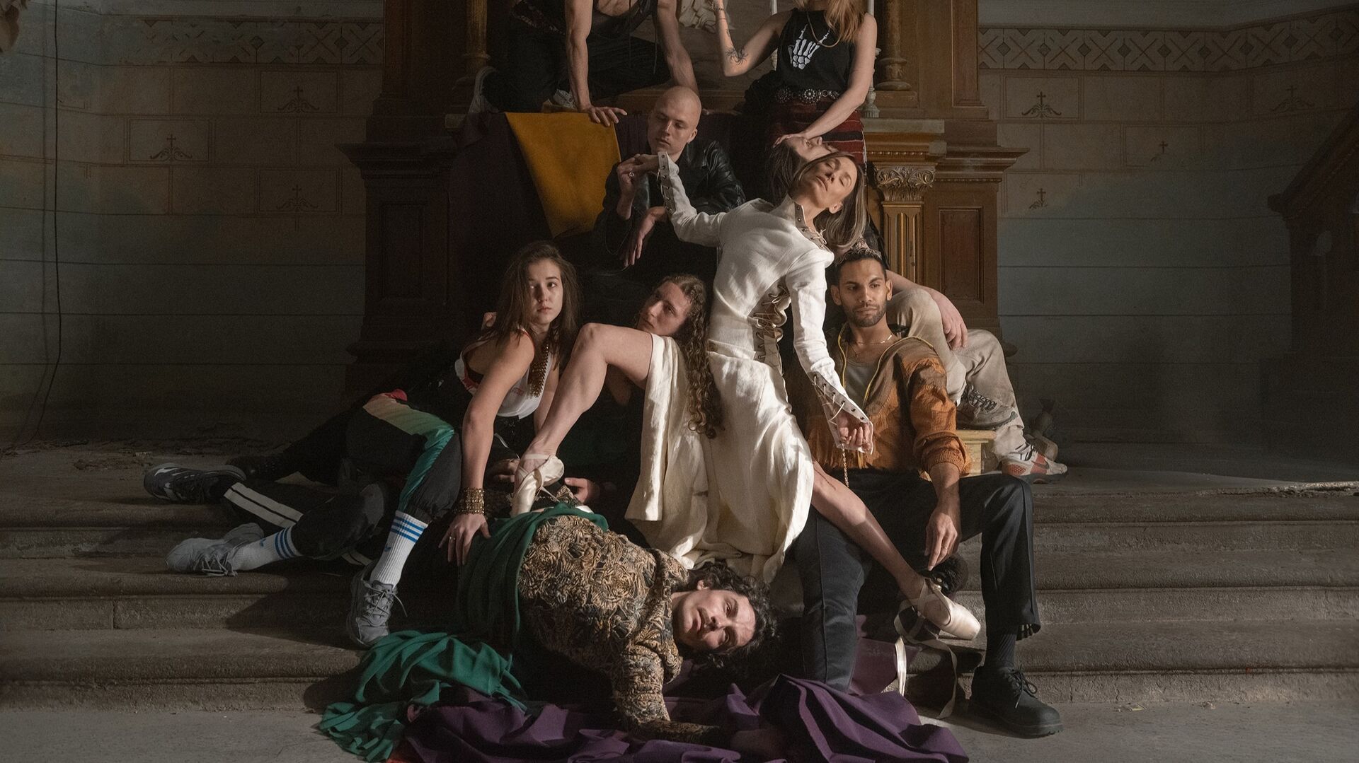 Een groep dansers vormt een troon rondom Dunja Jocic