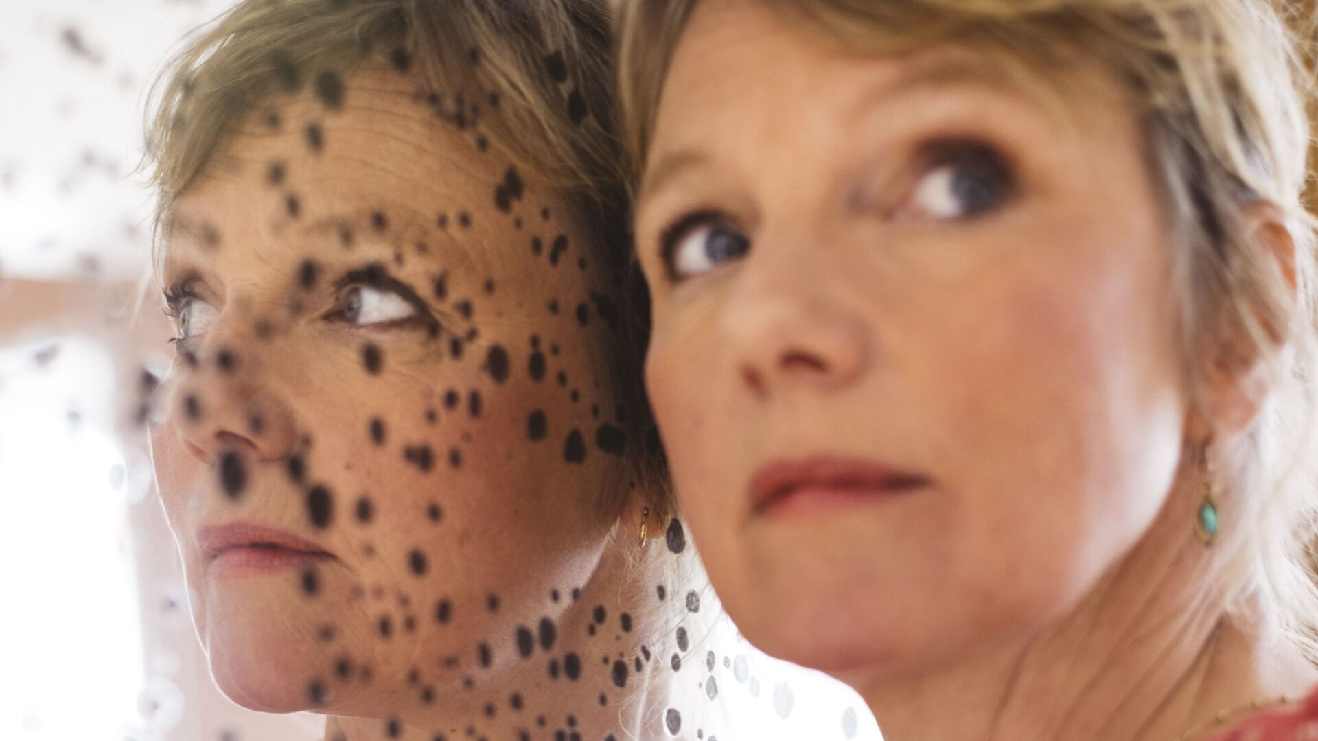 Laura van Dolron houdt haar gezicht bij een spiegel met zwarte vlekken