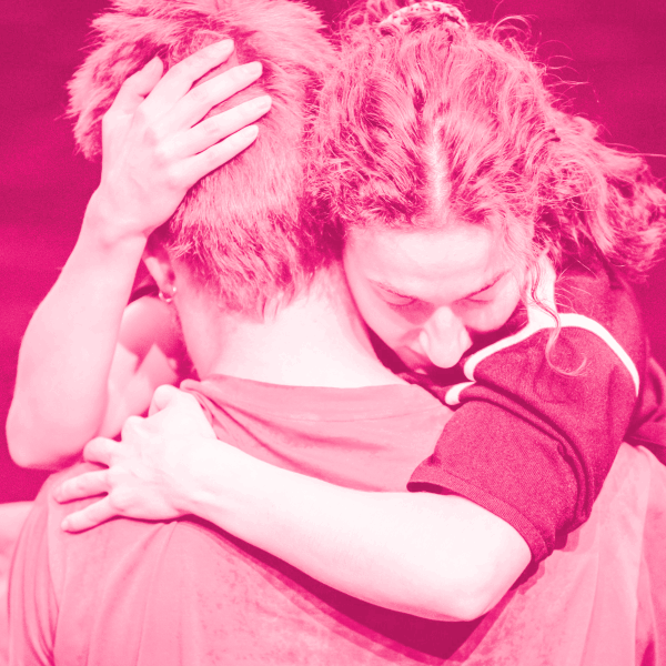 Vrouw knuffelt man heel hard met een roze filter