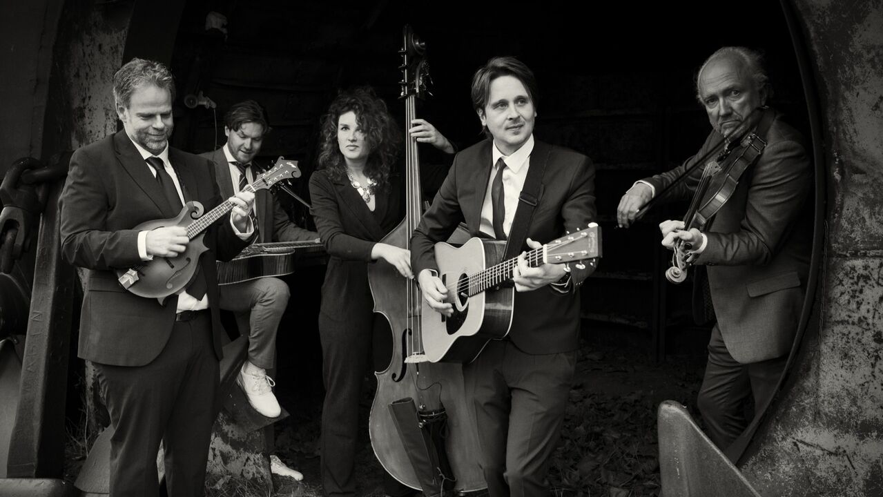 Bertolf Nomden en band spelen muziek