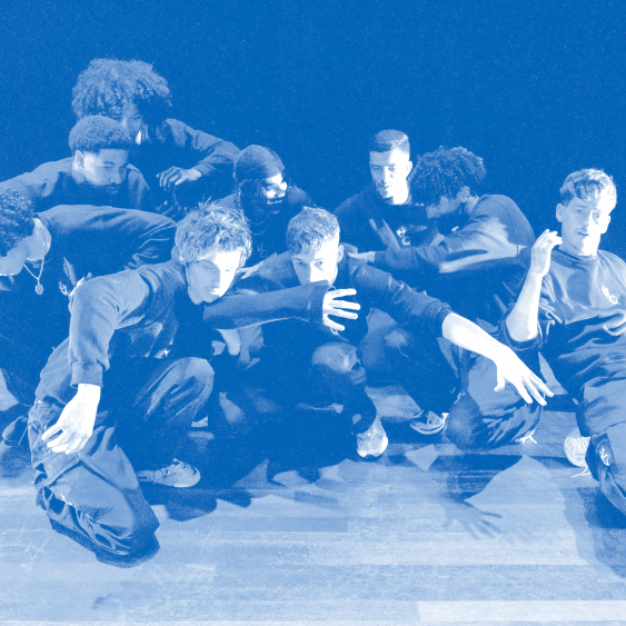 UC Crew dansers die over elkaar heen liggen met een blauwe filter