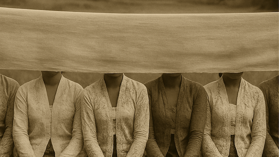 Vier vrouwen zitten op hun knieën op de grond. Voor hun gezicht is een doek gespannen.