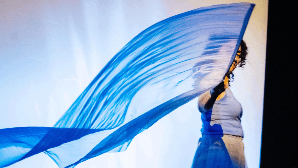 Danser zwaait met blauwe doek