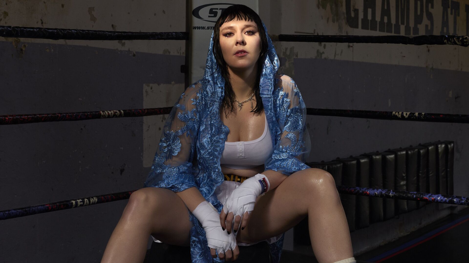 Kim Karssen zit er klaar voor in een bokser outfit. 