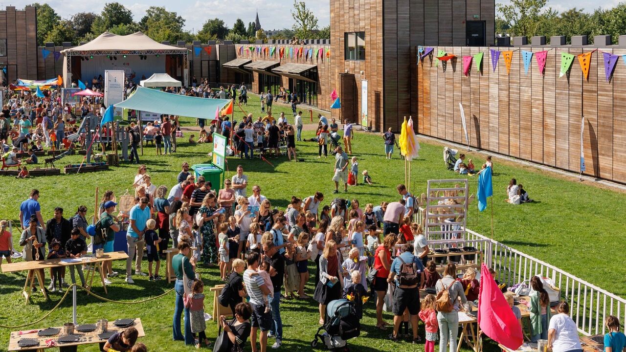 Bezoekers op het grasveld van Castellum Hoge Woerd