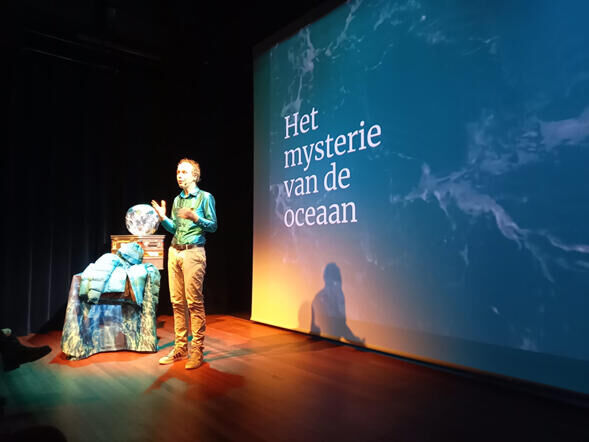 Oceanograaf Erik van Sebille neemt je mee op reis door wereldzeeën.