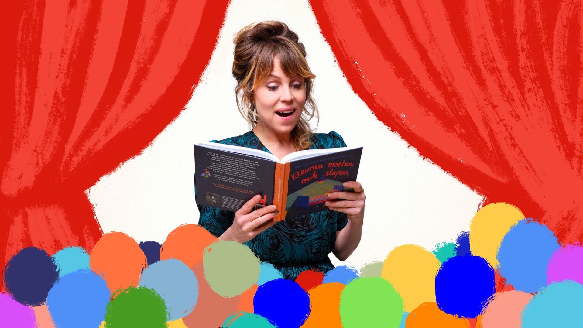 Janne Schra leest voor uit een boek. De gekleurde bolletjes luisteren naar het verhaal.