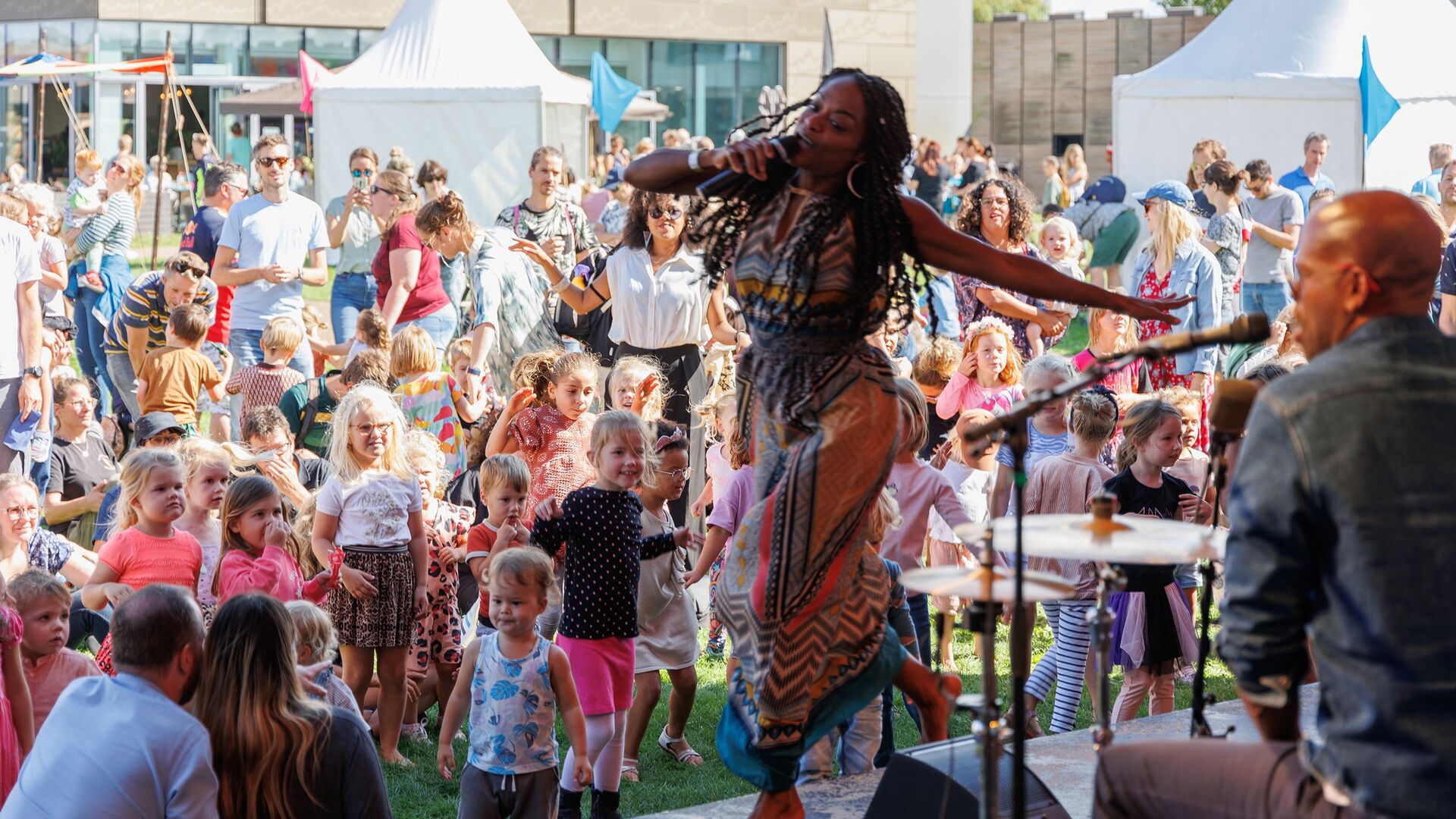 Artiest danst en zingt op het podium