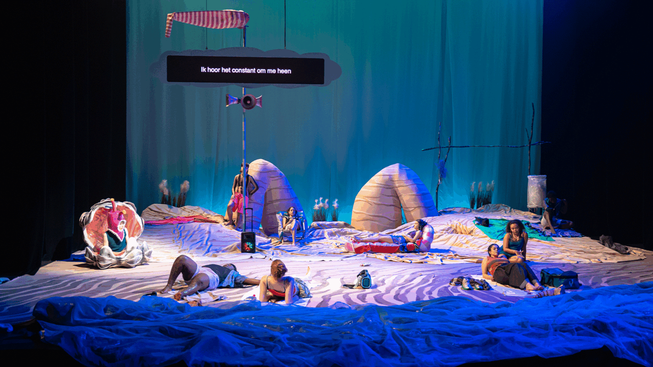 Elf jongeren liggen op een strand gemaakt van doeken