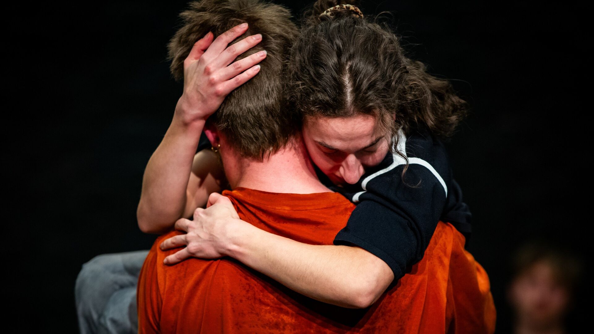 Twee dansers omhelzen elkaar