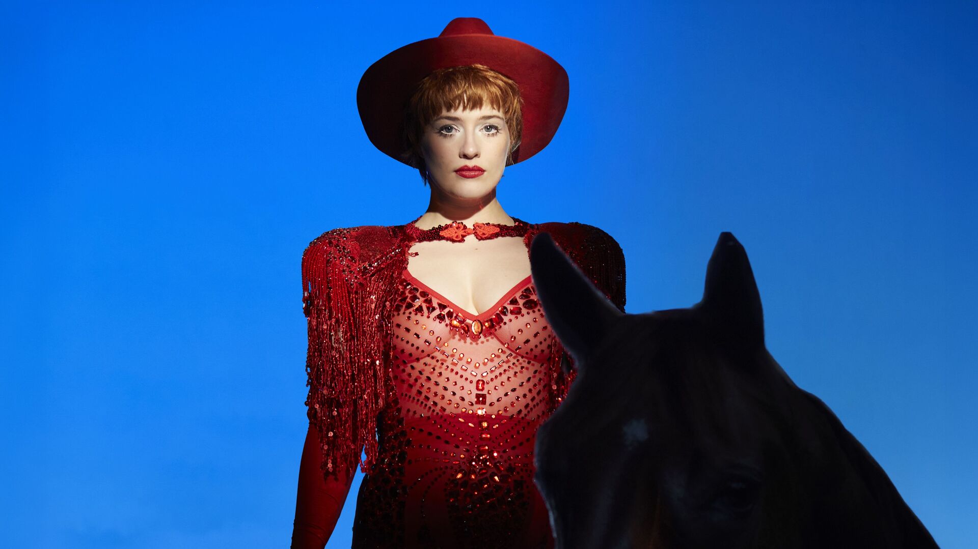 Valentina Tóth in rode glitteroutfit met hoed