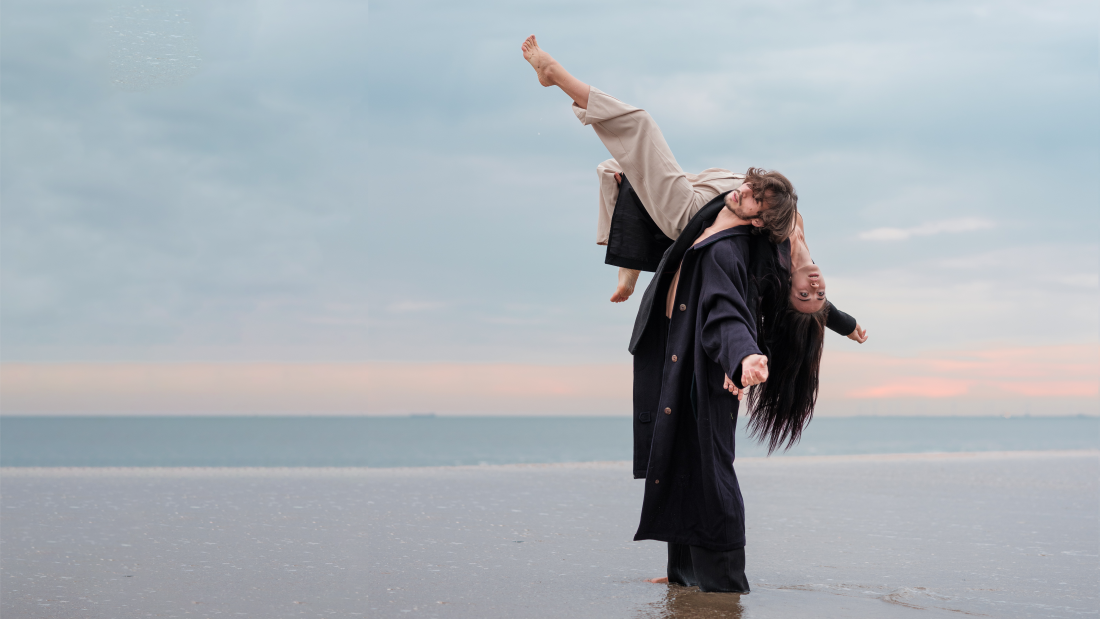 Vladyslav tilt Veronica op op het strand