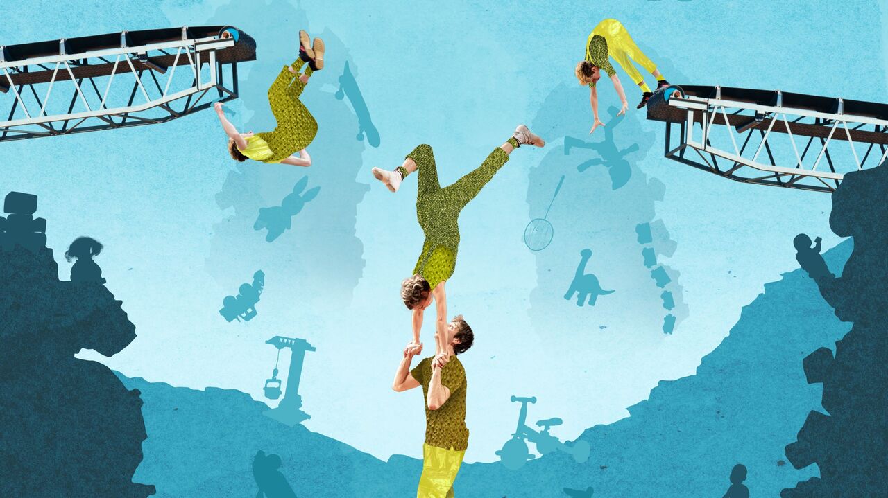 Drie acrobaten doen trucs, zoals de handstand en een koprol